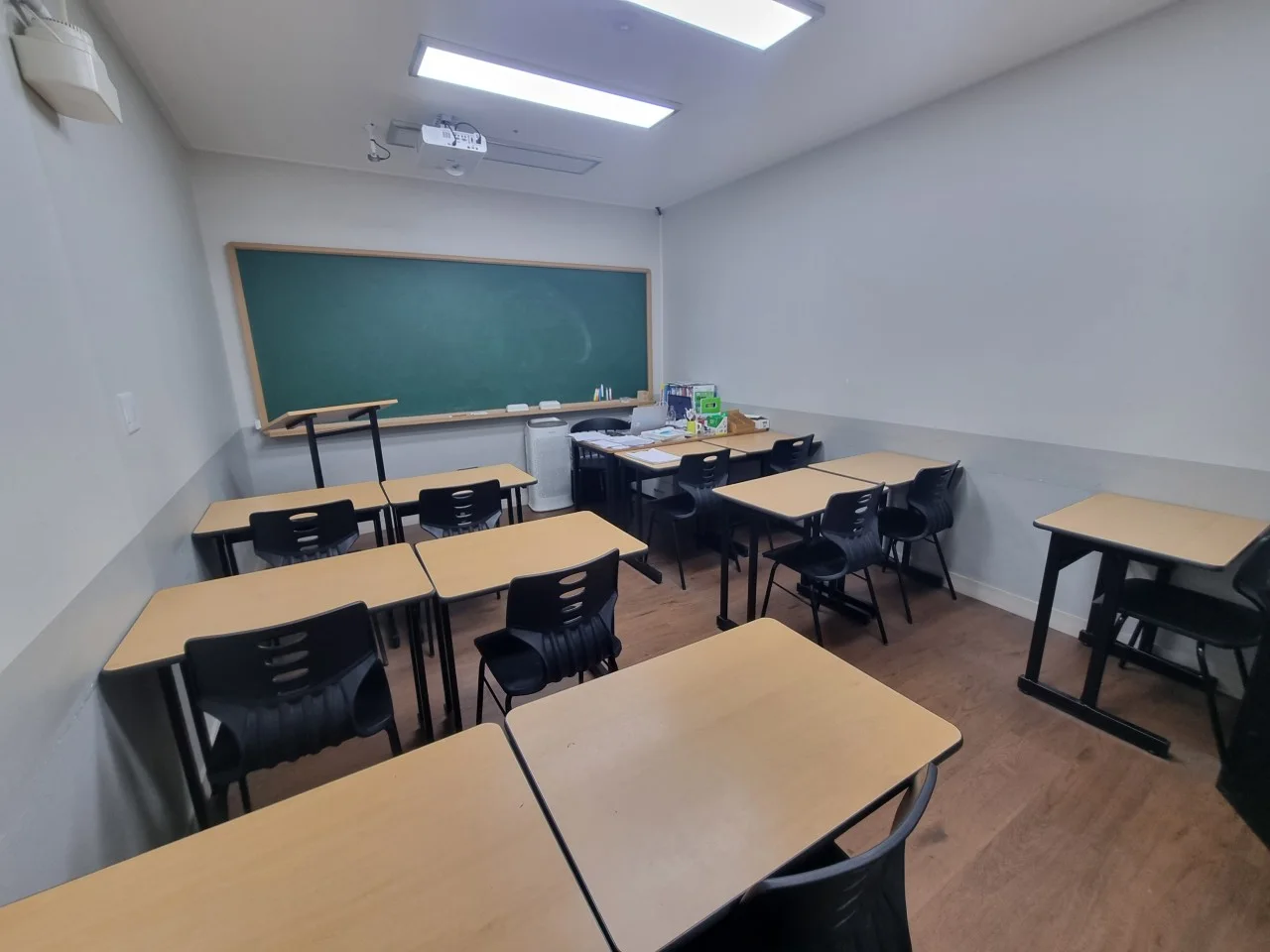위캔매쓰 강의실의 칠판과 학생 책상